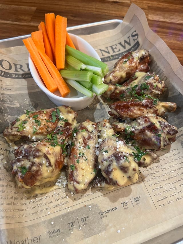8 Chicken Wings.